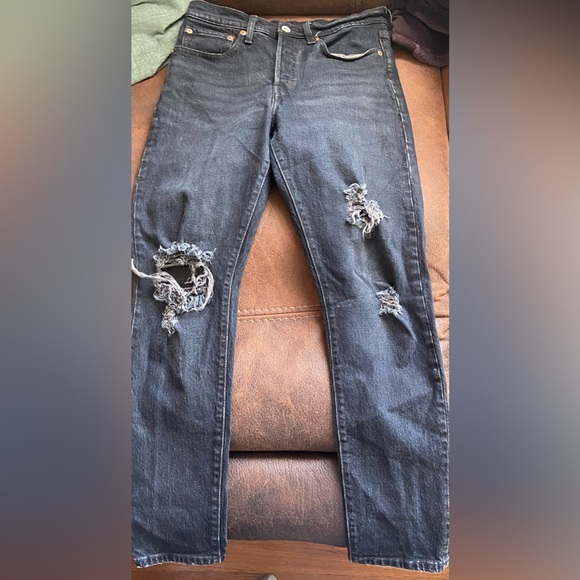 Ripped black Levi jeans. Good condition and good quality - Picture 3 of 3